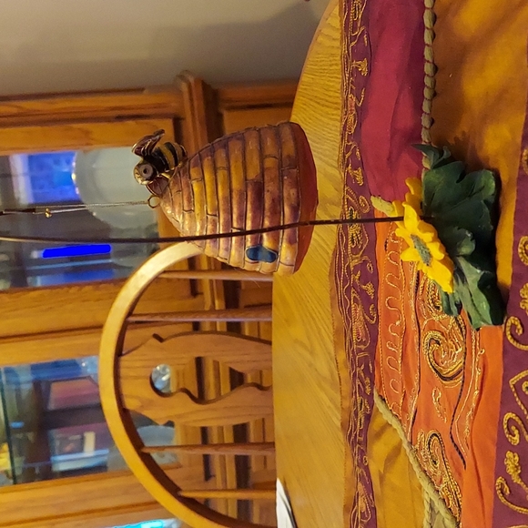 Bee hive with flowery holder - Picture 6 of 9